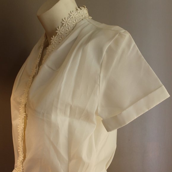 Vintage Womans Blouse Short Sleeved - Picture 2 of 6